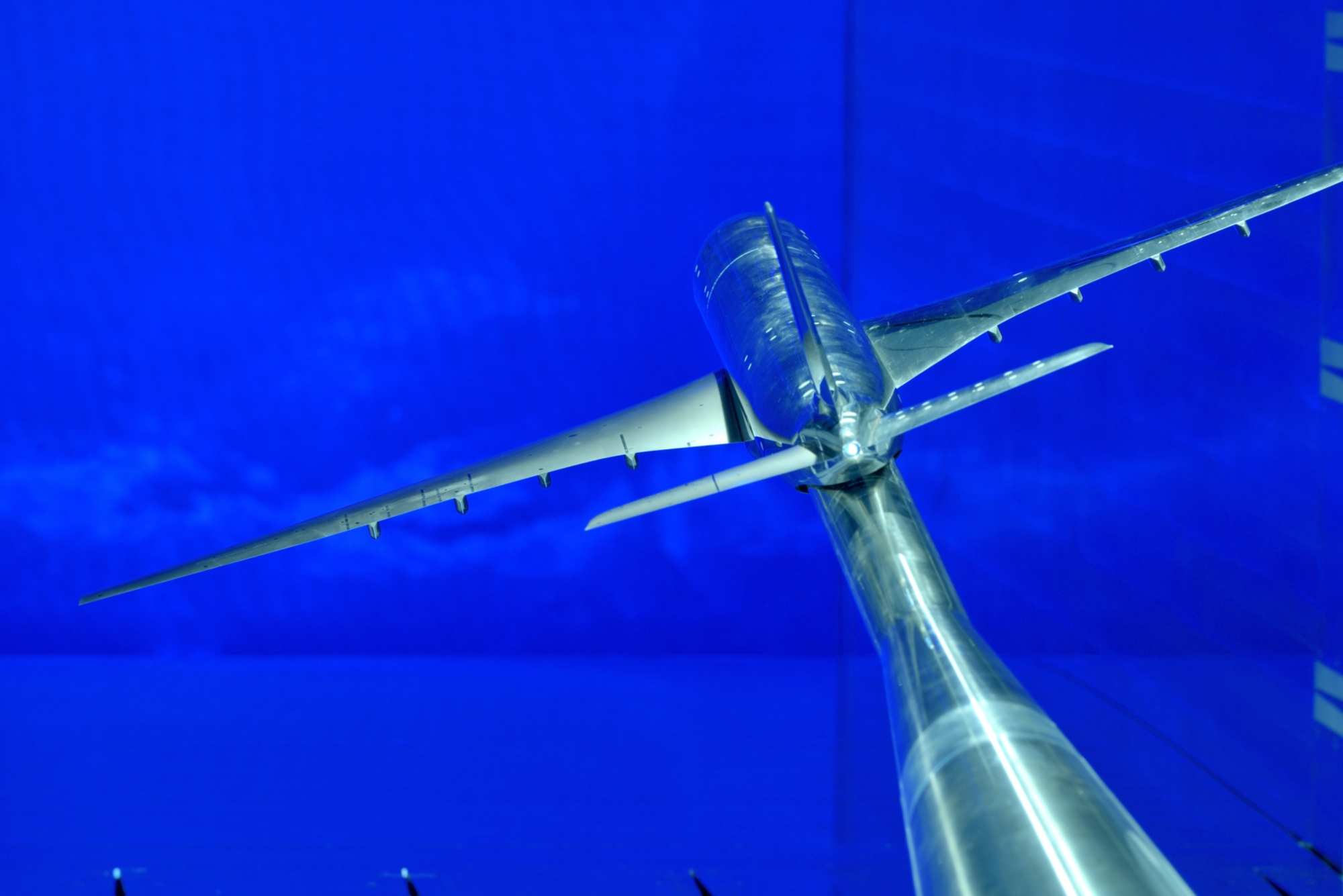 Im Windkanal angebrachtes Flugzeugmodell, von hinten fotografiert