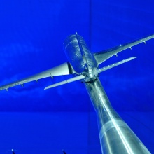 Im Windkanal angebrachtes Flugzeugmodell, von hinten fotografiert