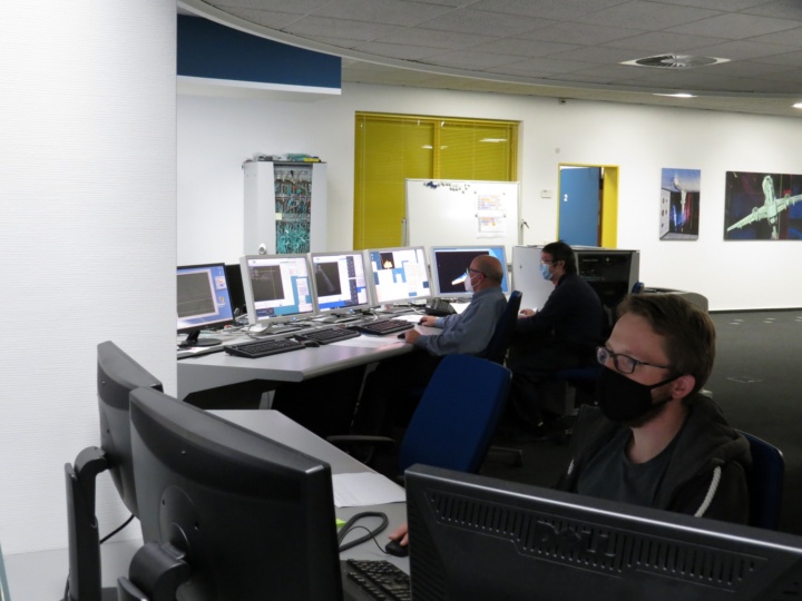 Scientists from DLR and IAG in the control room during the test. 
