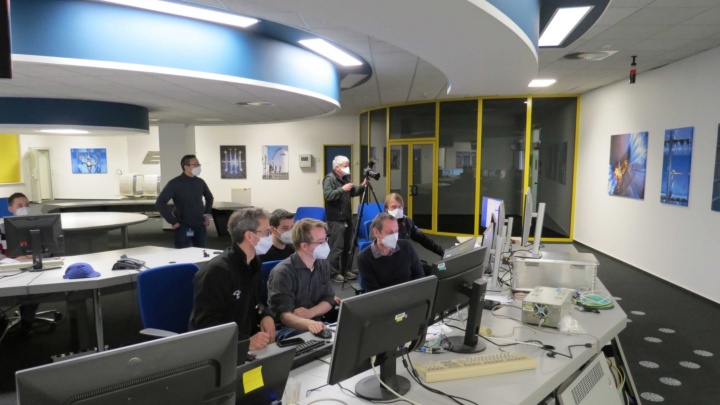 Wissenschaftler von DLR und ETW im Kontrollraum während der PIV-Messungen
